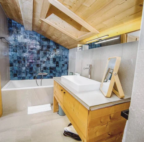 23-Chamonix-luxury-holiday-chalet-rental-bathroom-CX1001
